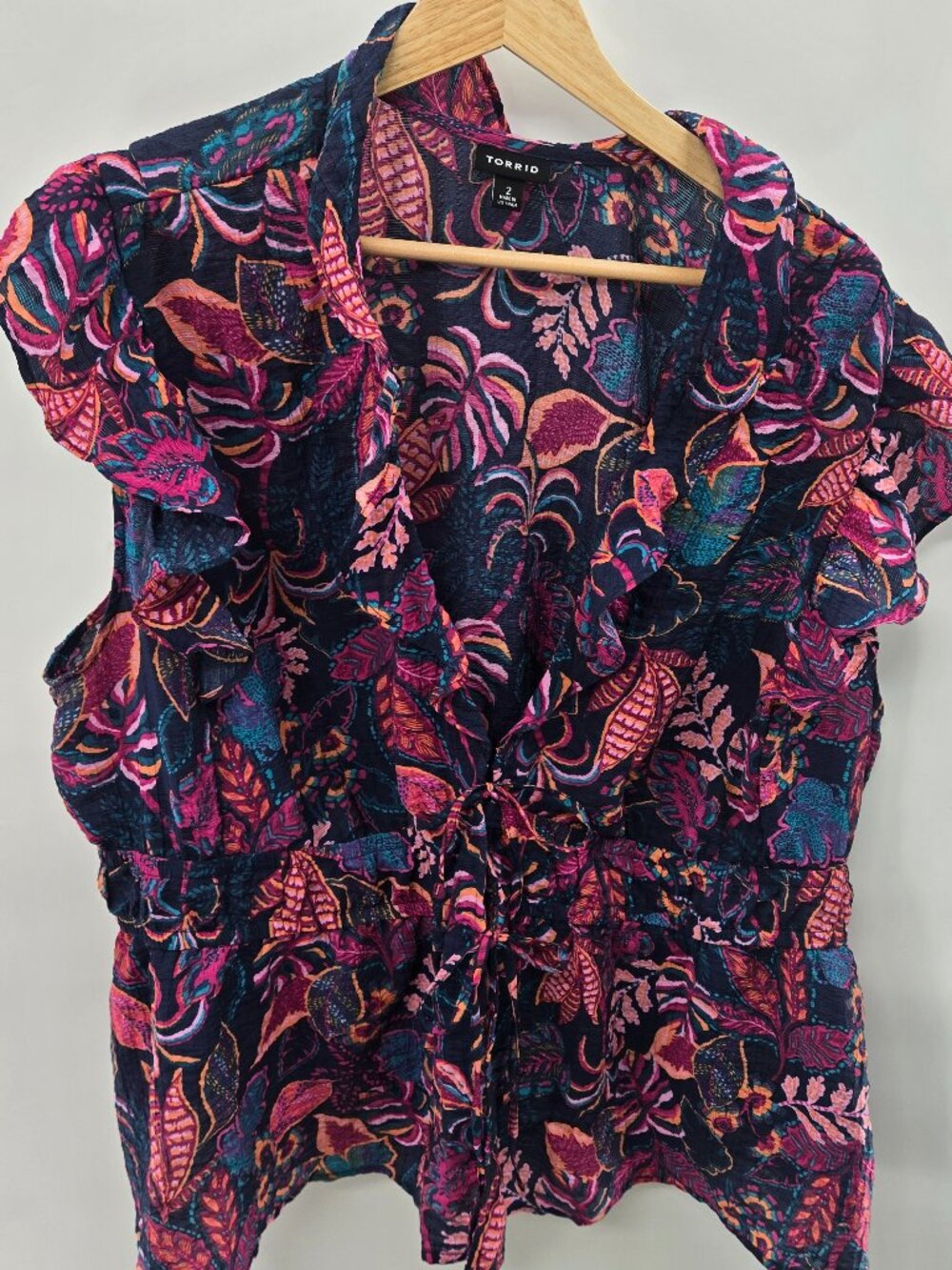 Torrid Ruffle V-Neck Tie Front Tropical Print Blouse Size 2/2x 18-20